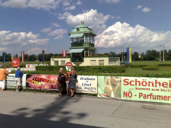 Traiskirchner Renntag auf der Badener Trabrennbahn
